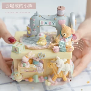 Light yellow rotating music box, children's and girls' heart music box, birthday and Valentine's Day gift, spring movement